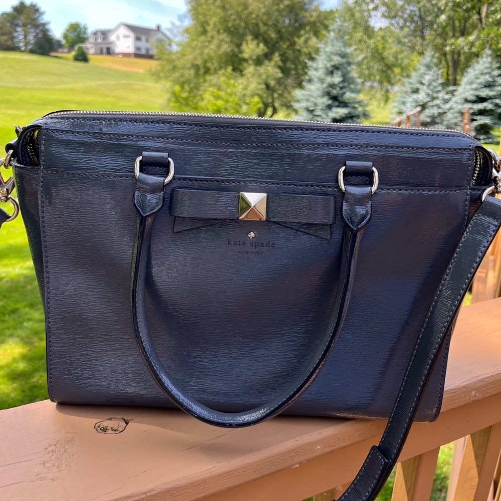 Ladies Kate Spade New York Gray Bag With Shoulder Strap.